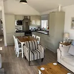 Sandy Bay Hideaway - Part Of The The Bay Village With Pool, Gym And Direct Access, Pub, Restaurant, Tennis And Meadows Walks