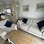 Sandy Bay Hideaway - Part Of The The Bay Village With Pool, Gym And Direct Access, Pub, Restaurant, Tennis And Meadows Walks *