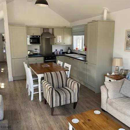 Sandy Bay Hideaway - Part Of The The Bay Village With Pool, Gym And Direct Access, Pub, Restaurant, Tennis And Meadows Walks