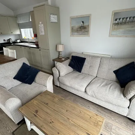 Sandy Bay Hideaway - Part Of The The Bay Village With Pool, Gym And Direct Access, Pub, Restaurant, Tennis And Meadows Walks *