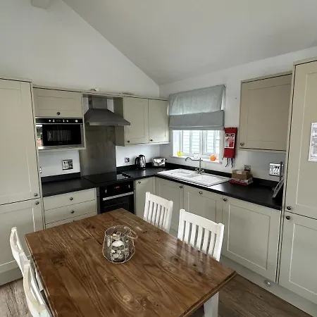 Sandy Bay Hideaway - Part Of The The Bay Village With Pool, Gym And Direct Access, Pub, Restaurant, Tennis And Meadows Walks Filey