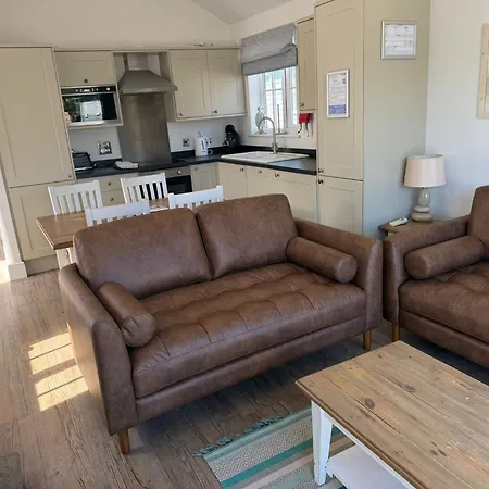 Sandy Bay Hideaway - Part Of The The Bay Village With Pool, Gym And Direct Access, Pub, Restaurant, Tennis And Meadows Walks *