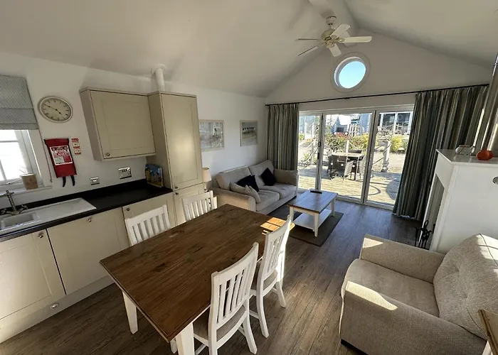 Hébergement de vacances Sandy Bay Hideaway - Part Of The The Bay Village With Pool, Gym And Direct Access, Pub, Restaurant, Tennis And Meadows Walks *