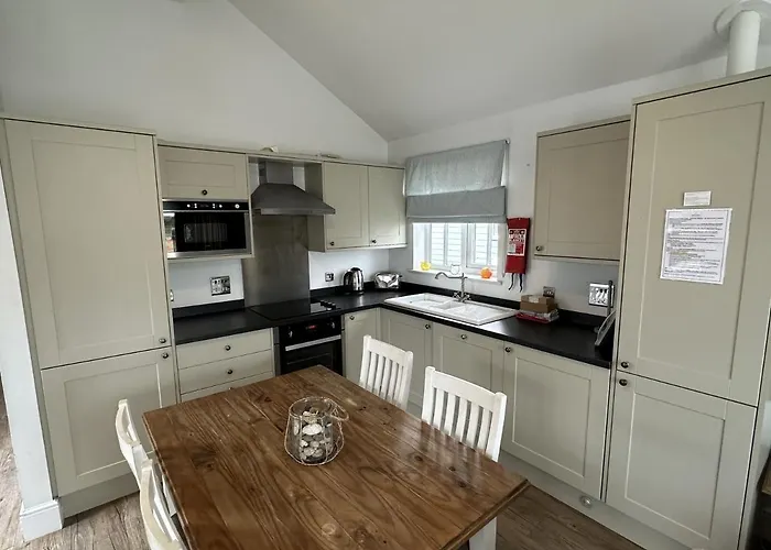 Sandy Bay Hideaway - Part Of The The Bay Village With Pool, Gym And Direct Access, Pub, Restaurant, Tennis And Meadows Walks Filey