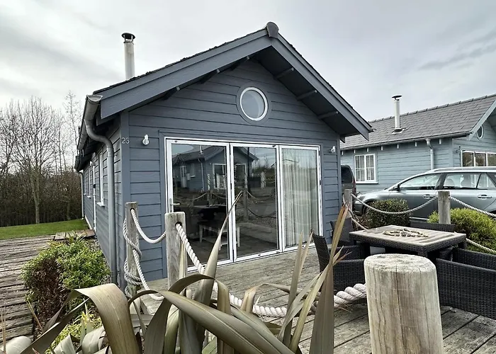 Sandy Bay Hideaway - Part Of The The Bay Village With Pool, Gym And Direct Access, Pub, Restaurant, Tennis And Meadows Walks *