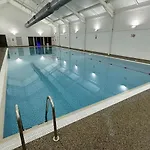 Sandy Bay Hideaway - Part Of The The Bay Village With Pool, Gym And Direct Access, Pub, Restaurant, Tennis And Meadows Walks *